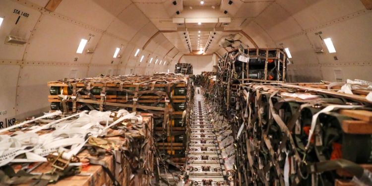 В Україну літаком доставили близько 300 Javelin від США (ФОТО)