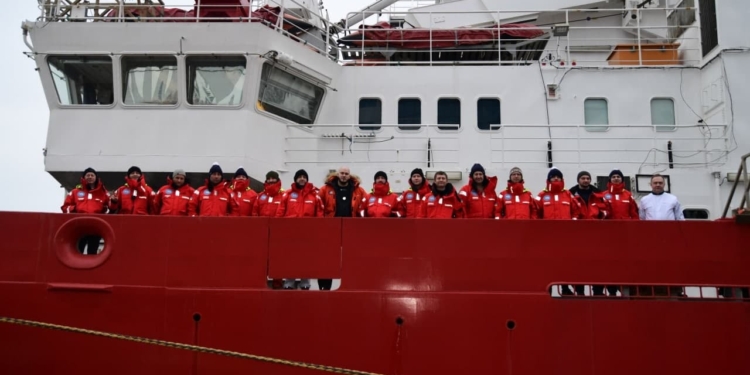 Український криголам «Ноосфера» вирушив до Антарктики (ФОТО)