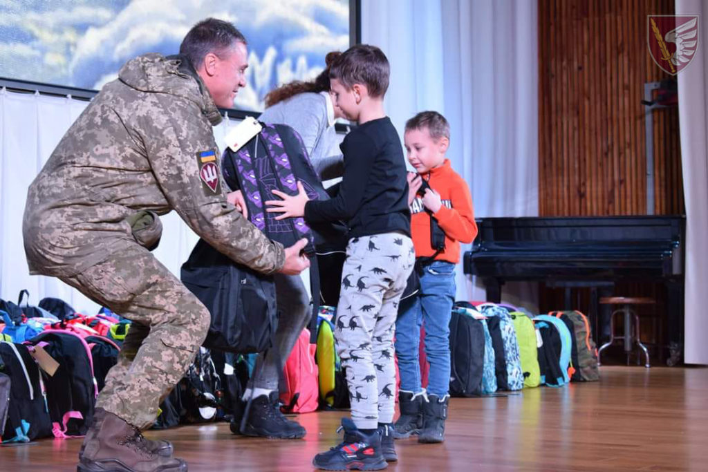 «Теплом зігріємо серця»: около 150 детей николаевских десантников получили рождественские подарки (ФОТО) 6