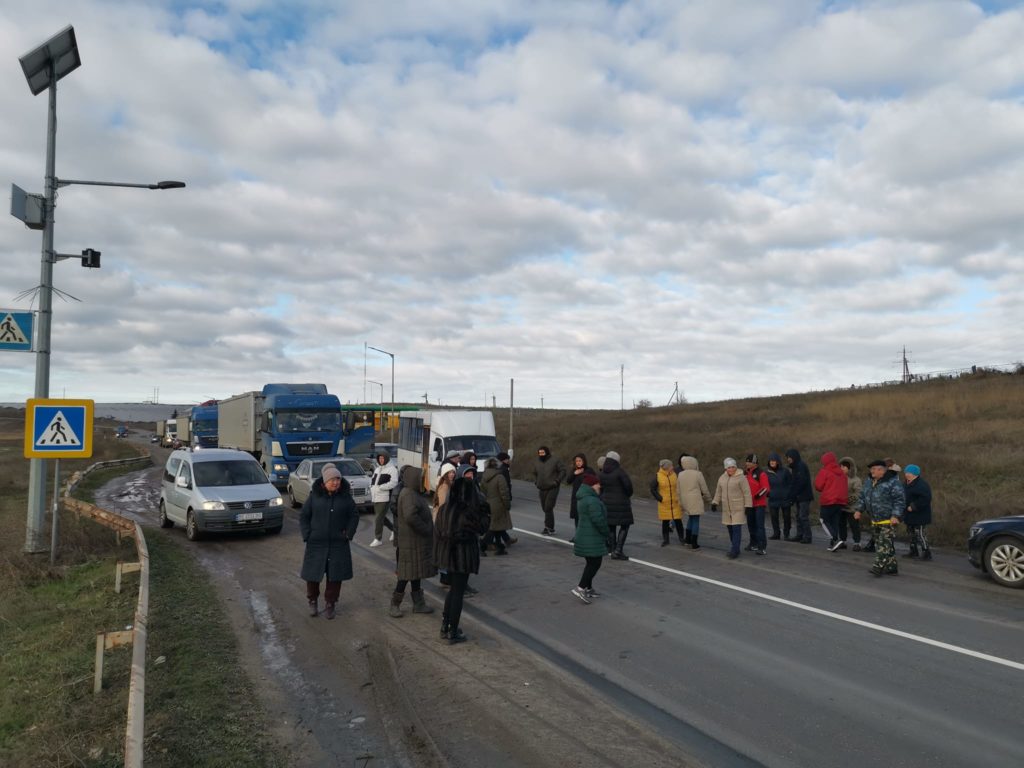 На Николаевщине жители села перекрывали дорогу - у них нет света и воды 5-й день (ФОТО) 5