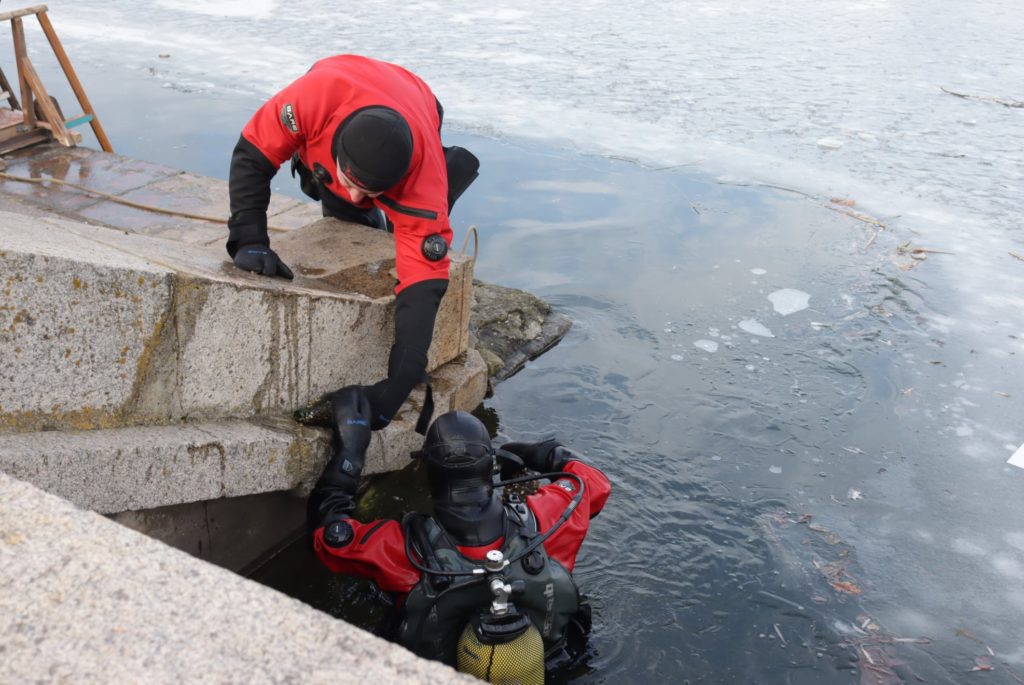 Напередодні Водохреща рятувальники обстежили акваторію Нижньої Набережної в Миколаєві. Що знайшли? (ФОТО) 8