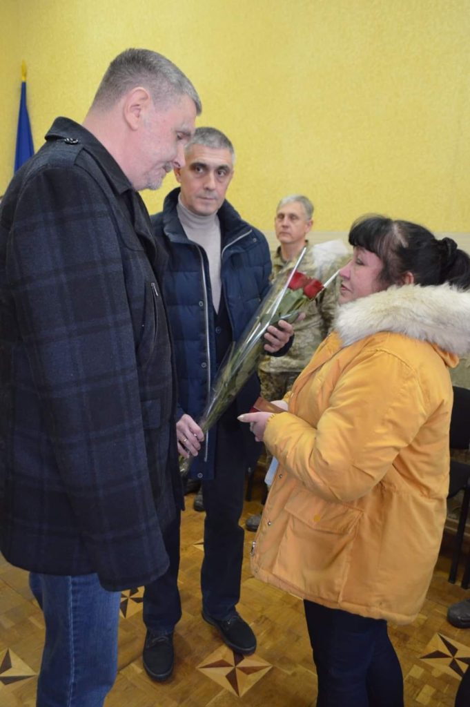 Рідним загиблого від кулі снайпера на Донбасі миколаївця Юрія Михайлова вручили орден «За мужність», яким він був нагороджений посмертно (ФОТО) 7