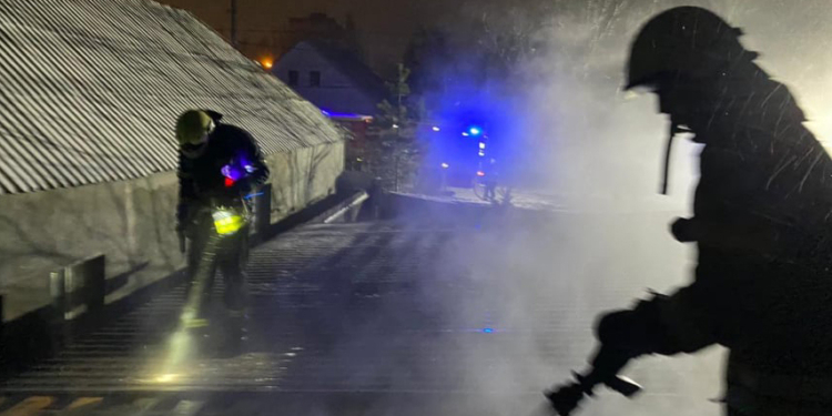 Миколаївські вогнеборці за добу гасили «Ягуар» на трасі і три пожежі в житлі в Миколаєві (ФОТО)