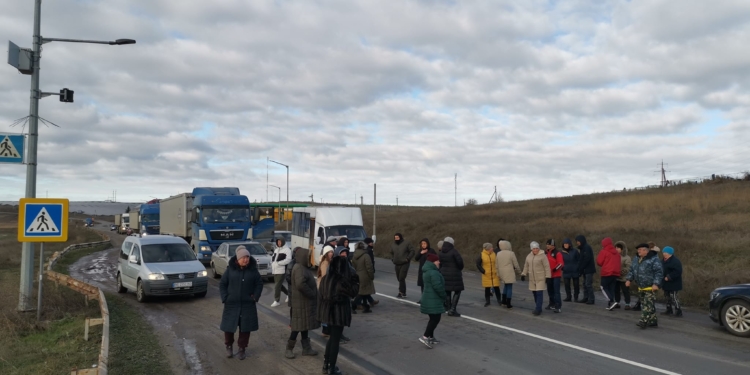 На Николаевщине жители села перекрывали дорогу – у них нет света и воды 5-й день (ФОТО)