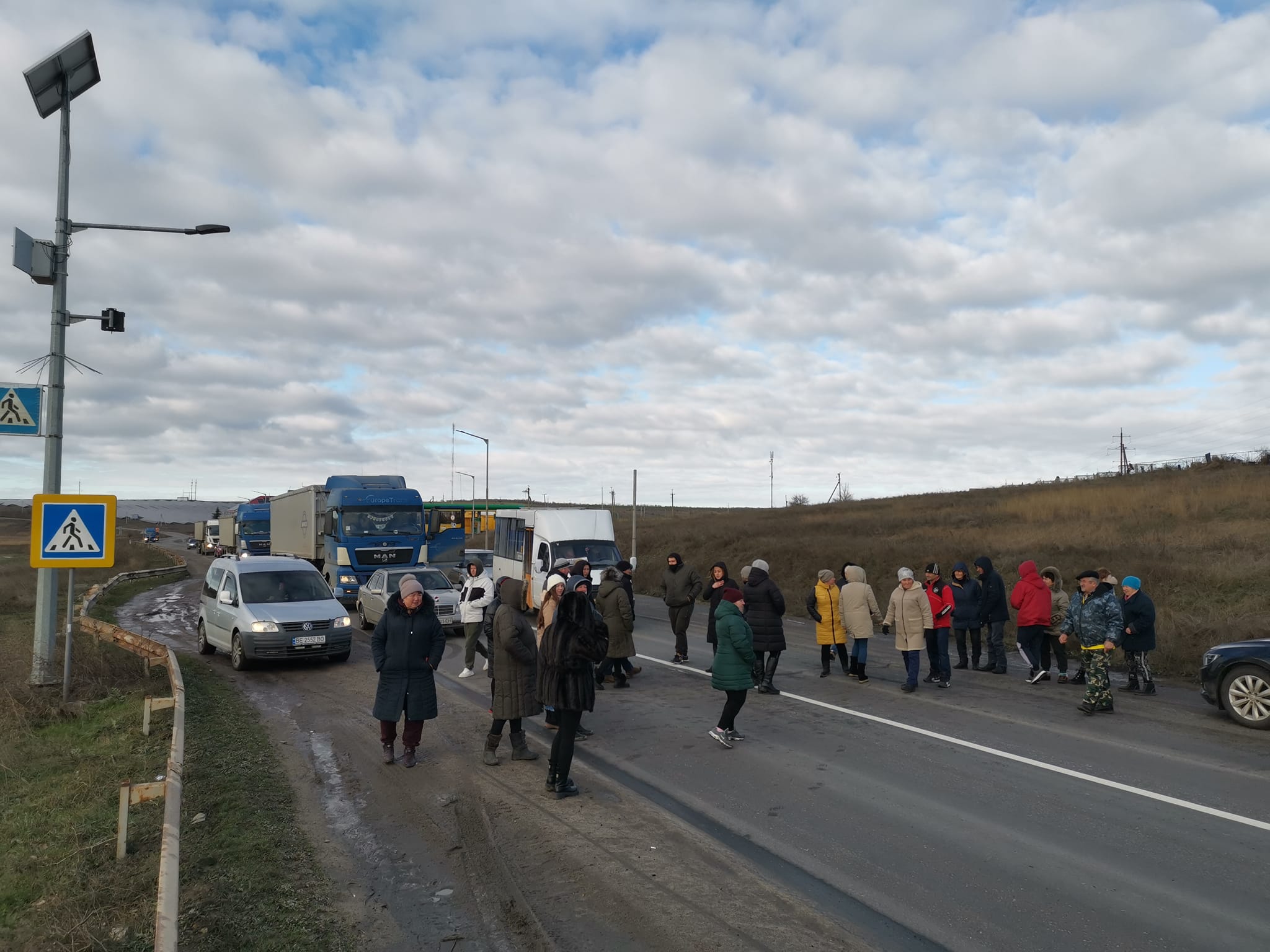 На Николаевщине жители села перекрывали дорогу – у них нет света и воды 5-й день (ФОТО)