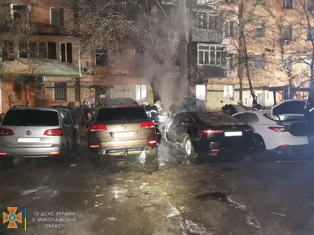 В Миколаєві вночі у дворі п’ятиповерхівок підпалили 4 автівки (ФОТО) 9