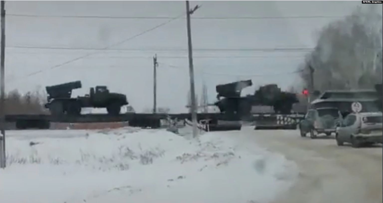 Не все войска РФ доходят до белорусских полигонов для учений, часть “тормозит” у границ с Украиной, – СМИ (ФОТО)