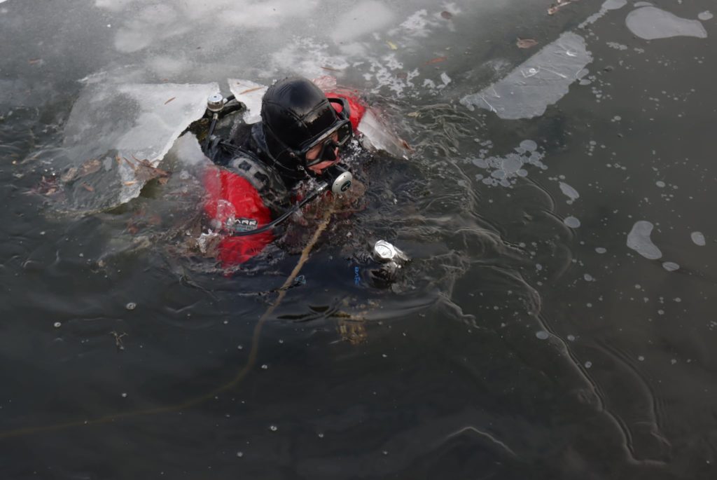 Напередодні Водохреща рятувальники обстежили акваторію Нижньої Набережної в Миколаєві. Що знайшли? (ФОТО) 12