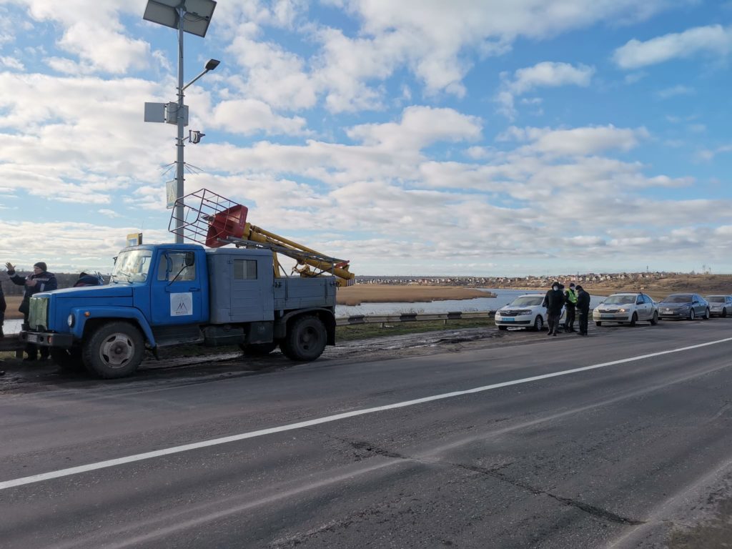 На Николаевщине жители села перекрывали дорогу - у них нет света и воды 5-й день (ФОТО) 11