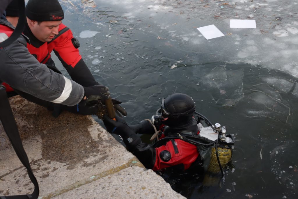 Напередодні Водохреща рятувальники обстежили акваторію Нижньої Набережної в Миколаєві. Що знайшли? (ФОТО) 14