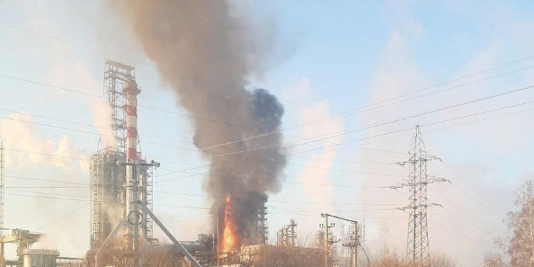 Сначала был взрыв. В РФ горит нефтеперерабатывающий завод (ВИДЕО)
