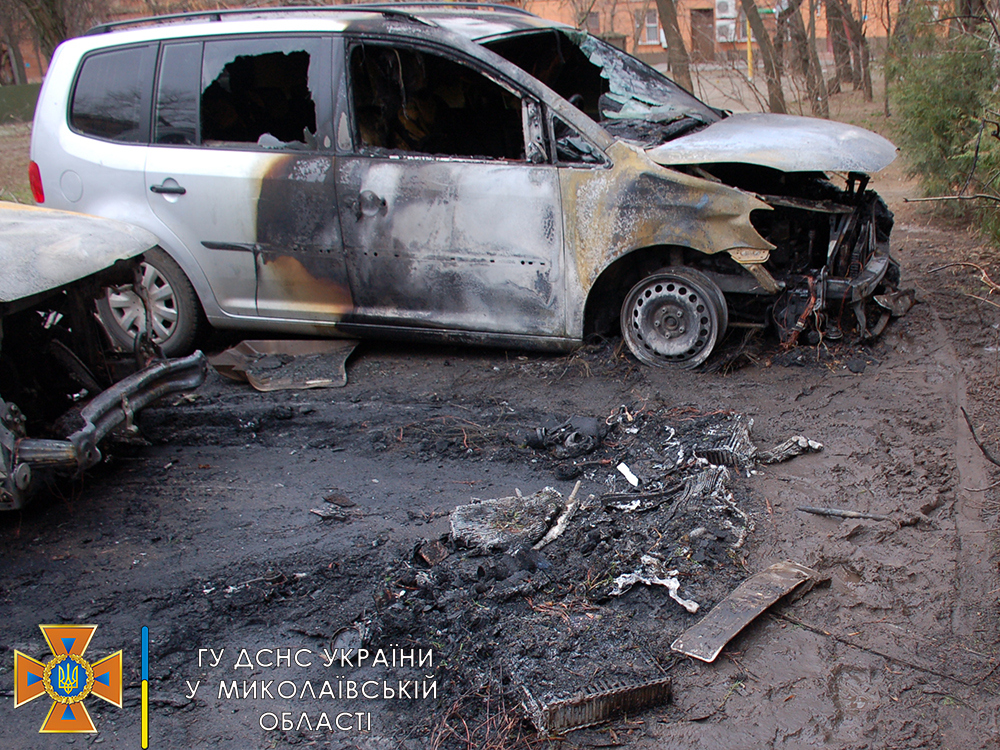 В Миколаєві вночі у дворі п’ятиповерхівок підпалили 4 автівки (ФОТО) 15