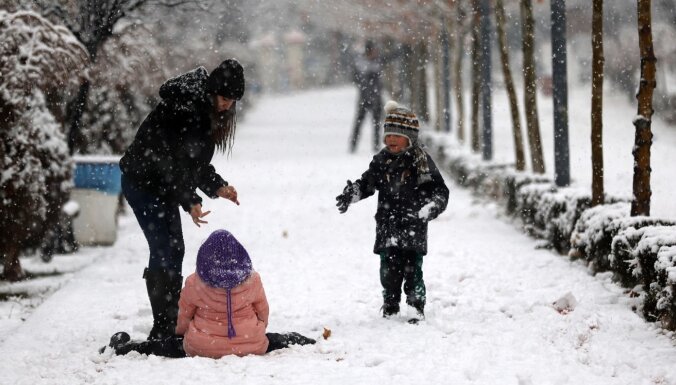 Акрополь в снегу и отмененные десятки рейсов в Стамбуле: снегопад накрыл Грецию и Турцию (ФОТО) 15