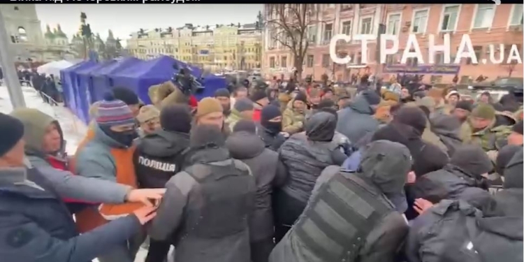 Под Печерским судом защитники Порошенко устроили потасовку с правоохранителями – из-за чая (ВИДЕО)