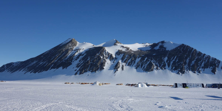 Украинские альпинисты  впервые в истории покорили самую высокую точку Антарктиды