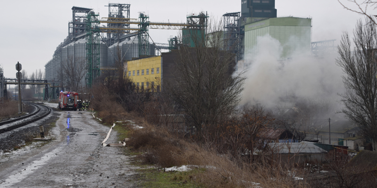 В Николаеве тушили пожар в Ялтинском переулке – горело пустое здание рядом с терминалом (ФОТО, ВИДЕО)