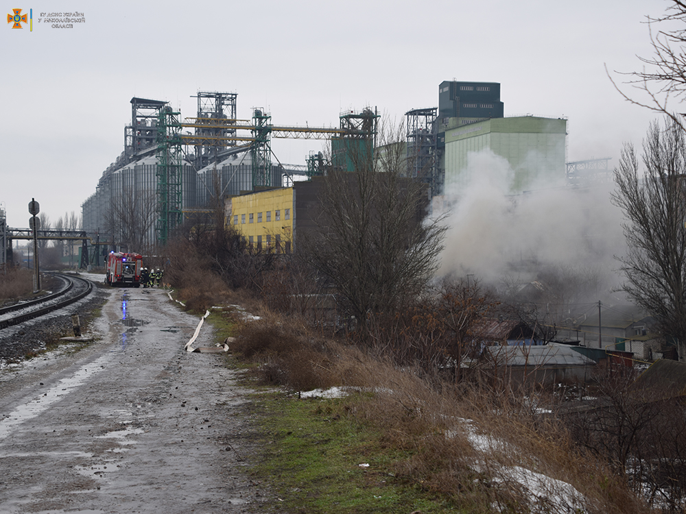 В Николаеве тушили пожар в Ялтинском переулке - горело пустое здание рядом с терминалом (ФОТО, ВИДЕО) 23