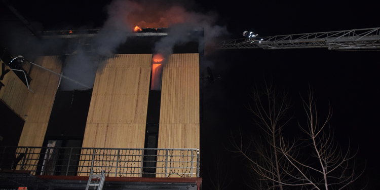 В Николаеве горело кафе “Дейли-Спорт” (ФОТО)
