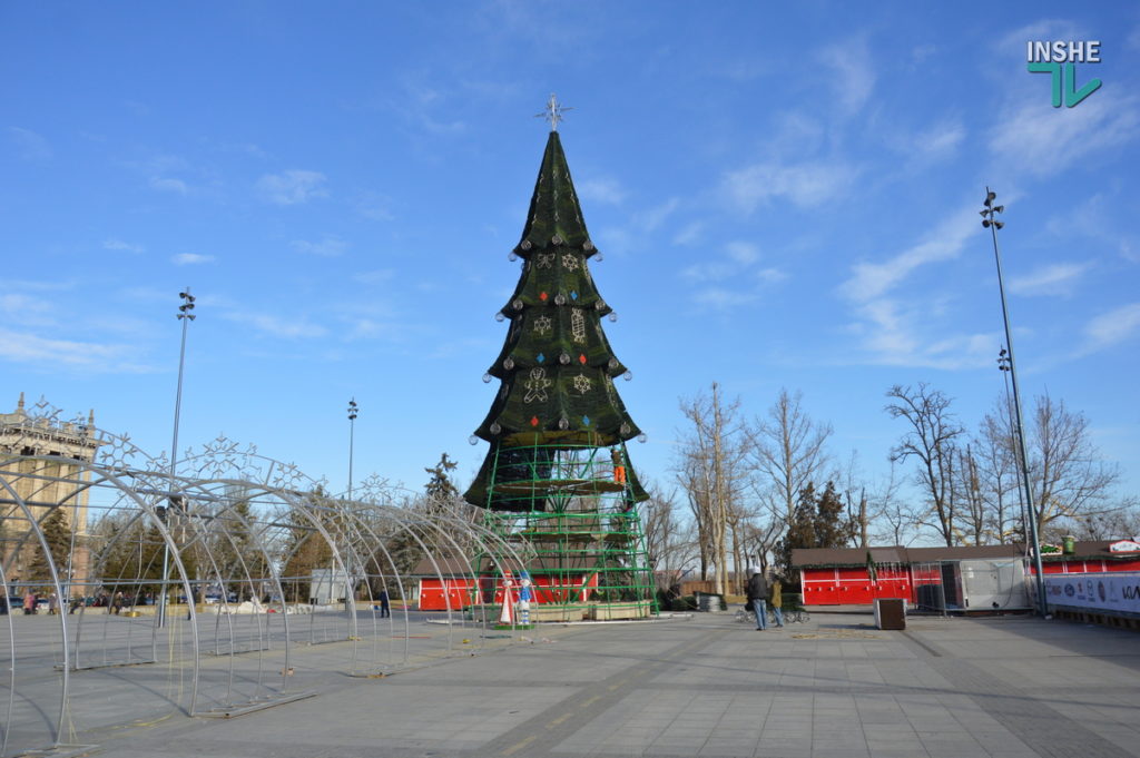 В Николаеве на Соборной площади разбирают новогоднюю елку (ФОТО) 6