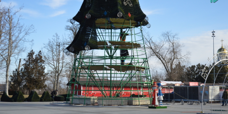 В Николаеве на Соборной площади разбирают новогоднюю елку (ФОТО)