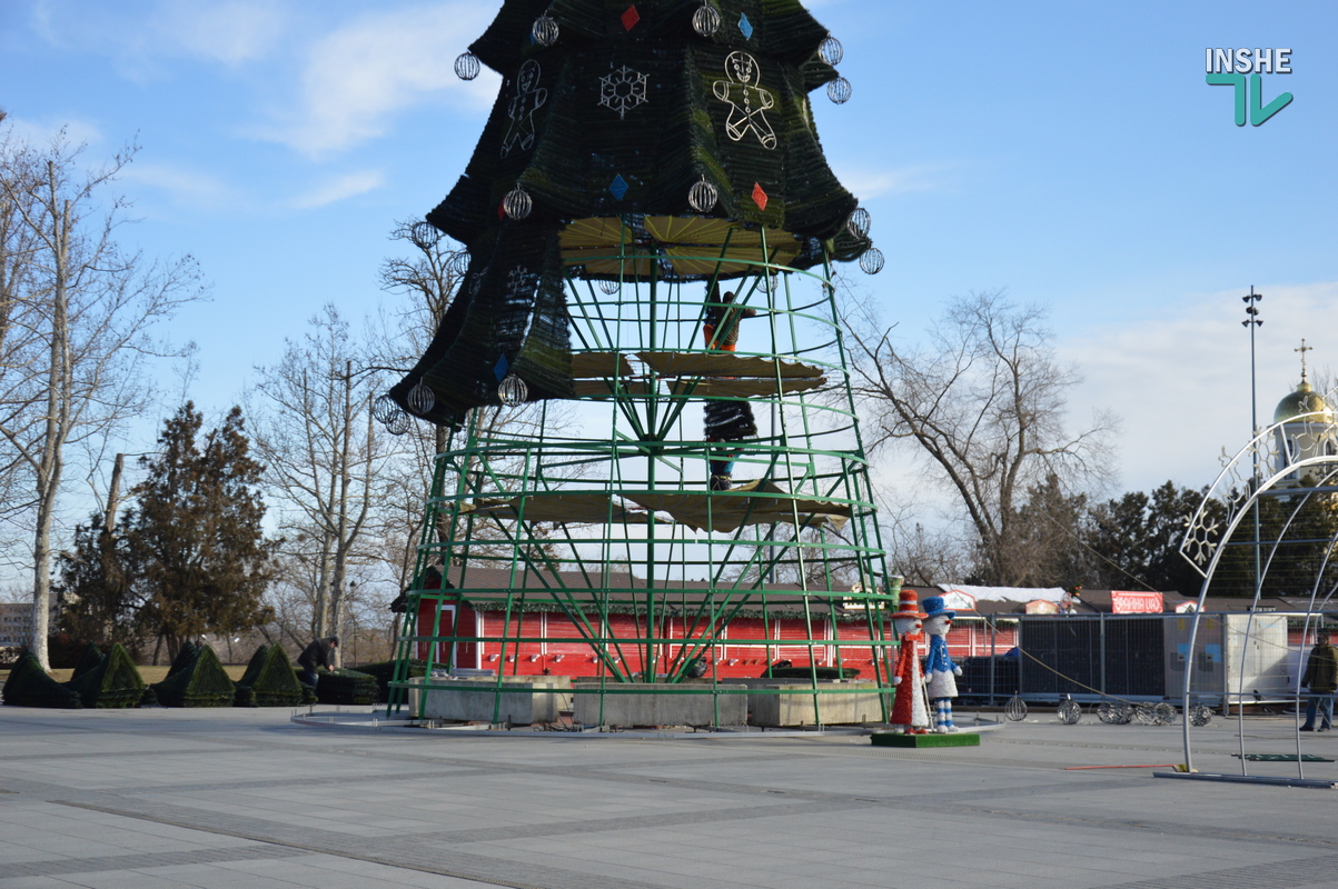 В Николаеве на Соборной площади разбирают новогоднюю елку (ФОТО)