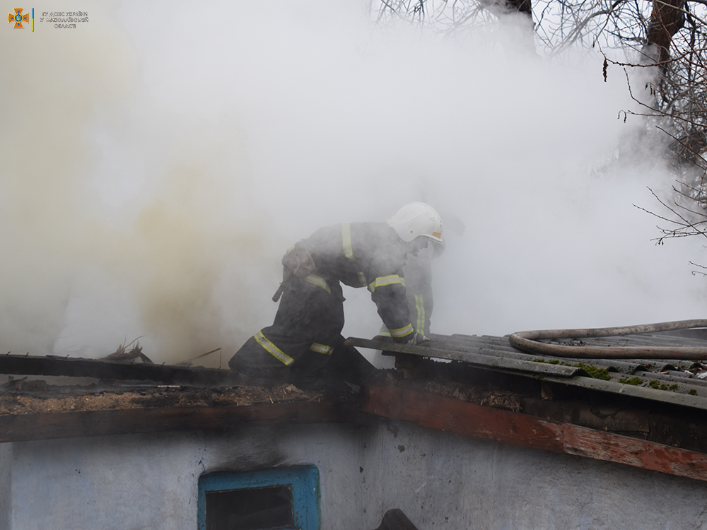 В Николаеве тушили пожар в Ялтинском переулке - горело пустое здание рядом с терминалом (ФОТО, ВИДЕО) 13