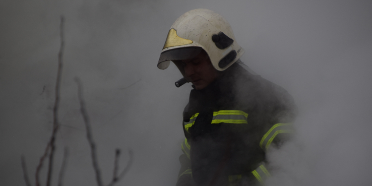 В Николаеве тушили пожар в Ялтинском переулке – горело пустое здание рядом с терминалом (ФОТО, ВИДЕО)