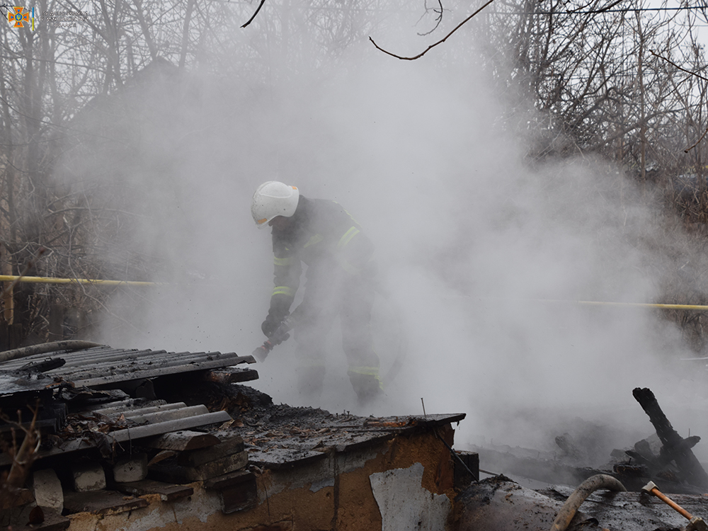 В Николаеве тушили пожар в Ялтинском переулке - горело пустое здание рядом с терминалом (ФОТО, ВИДЕО) 9