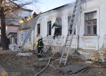 Пожар в Николаеве. Горел жилой дом на Декабристов (ФОТО, ВИДЕО)