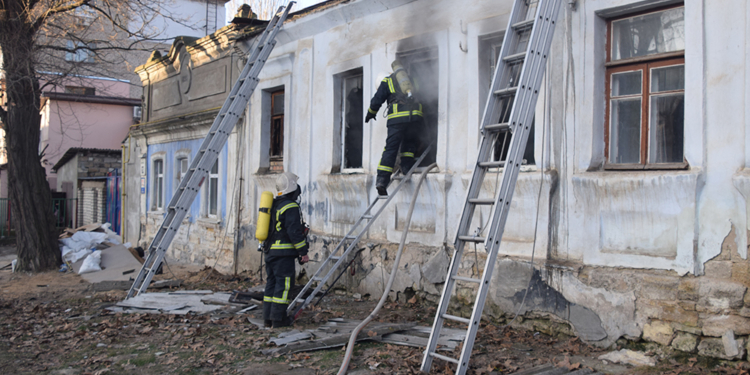 Пожар в Николаеве. Горел жилой дом на Декабристов (ФОТО, ВИДЕО)