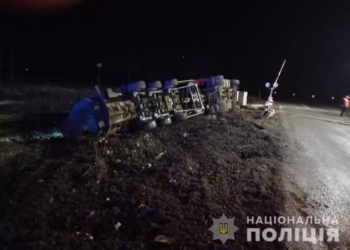 На Николаевщине в результате ДТП возле переезда из DAF вытекло масло – движение по ж-д заблокировано (ФОТО)
