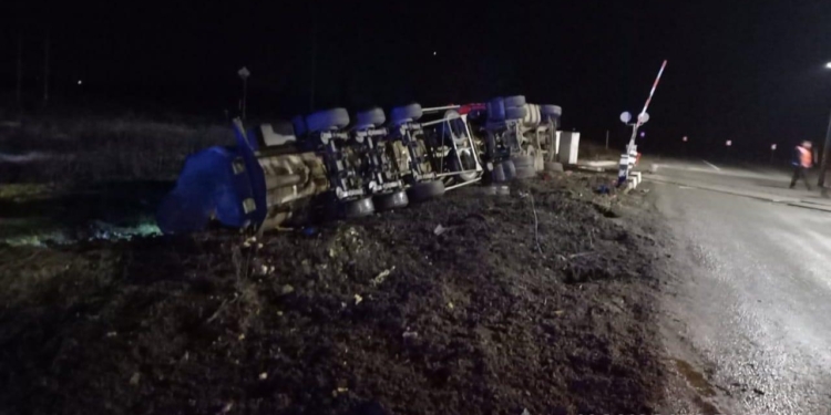 На Николаевщине в результате ДТП возле переезда из DAF вытекло масло – движение по ж-д заблокировано (ФОТО)