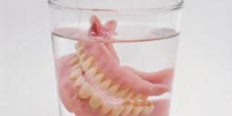 Самые странные подарки на благотворительность: вставная челюсть и инструмент для кастрации