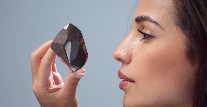 В Дубае на аукционе продадут черный космический бриллиант весом более 111 граммов (ФОТО, ВИДЕО)