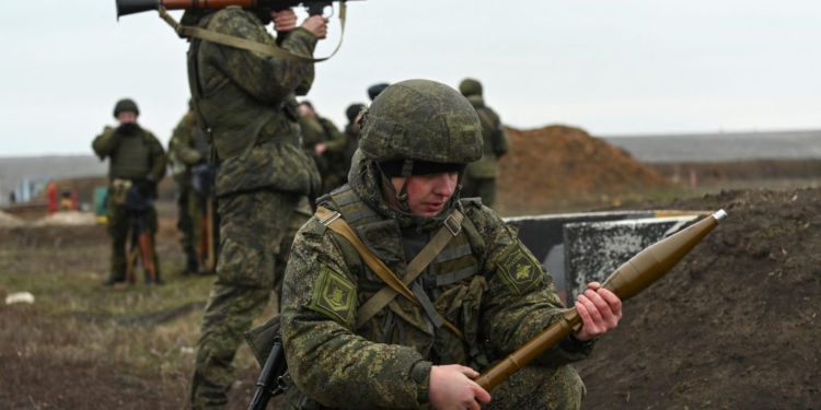 Покажи, чем пугаешь. Бывшие послы США требуют, чтобы Байден огласил санкции на случай вторжения РФ в Украину