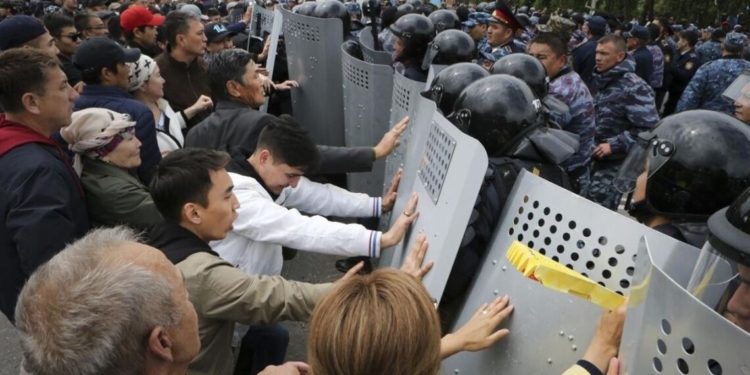 Протесты в Казахстане: банки закрылись, военные с БТР атакуют людей на главной площади Астаны