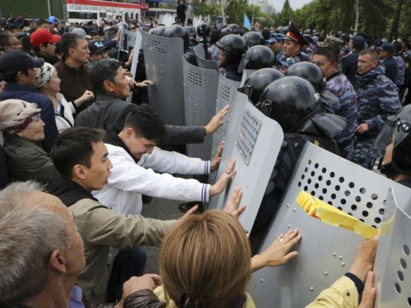 Протесты в Казахстане: банки закрылись, военные с БТР атакуют людей на главной площади Астаны