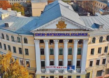 У Києво-Могилянській академії обирали президента – викрали скриньку з бюлетенями та вибили двері (ФОТО)
