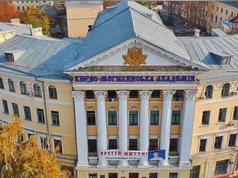 У Києво-Могилянській академії обирали президента — викрали скриньку з бюлетенями та вибили двері (ФОТО)