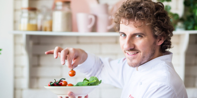 Создатель нового школьного меню шеф-повар Евгений Клопотенко попал в скандал из-за сердца лося (ВИДЕО)