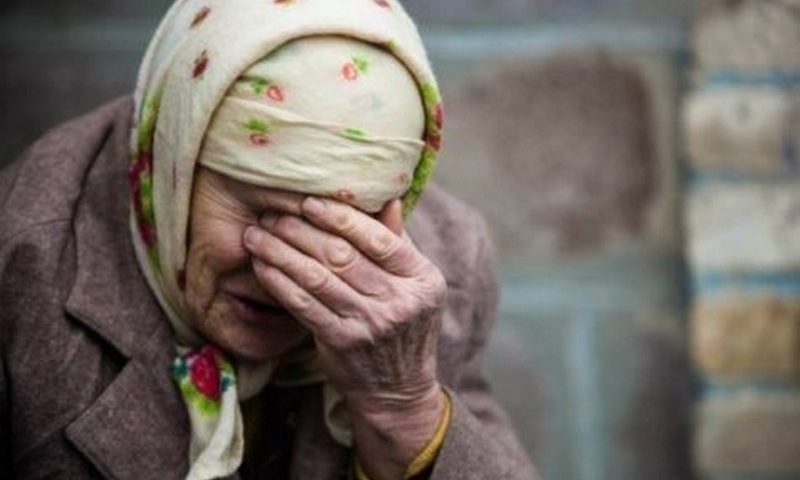 В центре Одессы бабушку бросили в мусорный бак 5