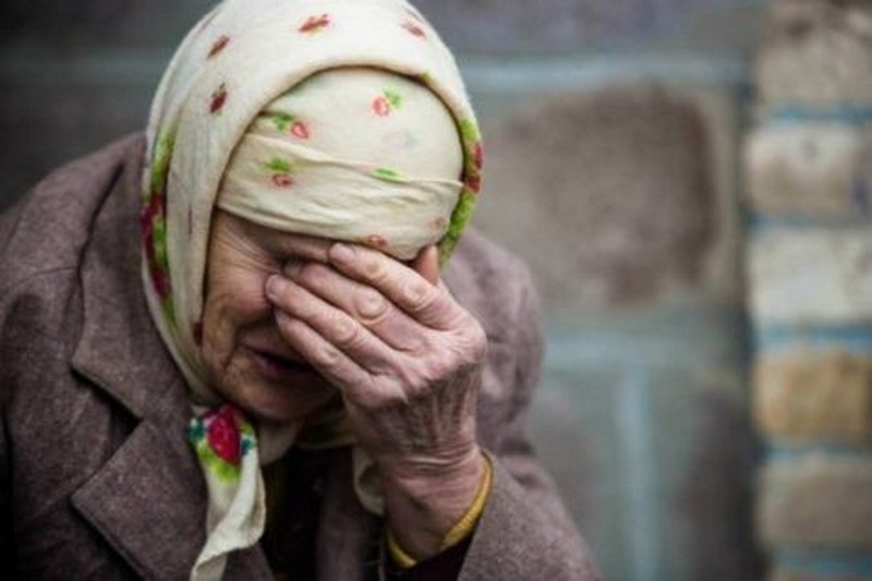 В центре Одессы бабушку бросили в мусорный бак