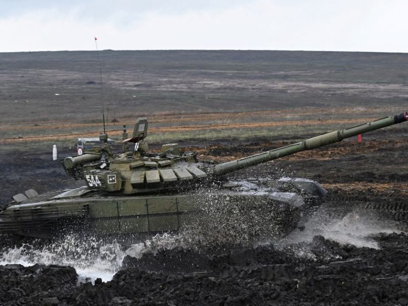 РФ перебросила на Донбасс танки, САУ, боеприпасы, горючее и вербует наемников, — разведка