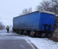 Миколаївські патрульні разом із небайдужими громадянами допомогли водієві вантажівки, яка злетіла в кювет (ФОТО)