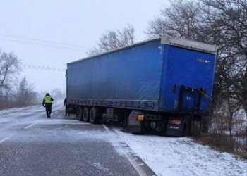 Миколаївські патрульні разом із небайдужими громадянами допомогли водієві вантажівки, яка злетіла в кювет (ФОТО)
