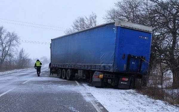 Миколаївські патрульні разом із небайдужими громадянами допомогли водієві вантажівки, яка злетіла в кювет (ФОТО)