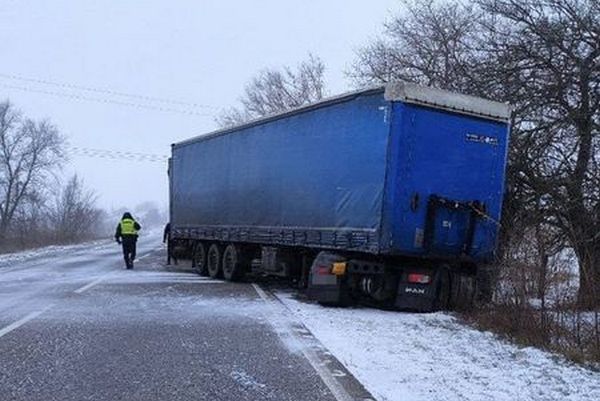Миколаївські патрульні разом із небайдужими громадянами допомогли водієві вантажівки, яка злетіла в кювет (ФОТО) 5