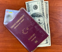 В Николаевском аэропорту гражданин Турции пытался за взятку в $200 «провести» через госграницу четверых своих товарищей (ФОТО)