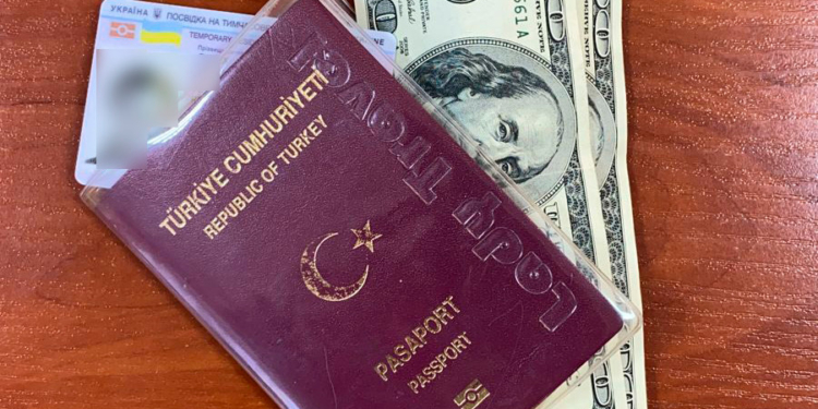 В Николаевском аэропорту гражданин Турции пытался за взятку в $200 «провести» через госграницу четверых своих товарищей (ФОТО)