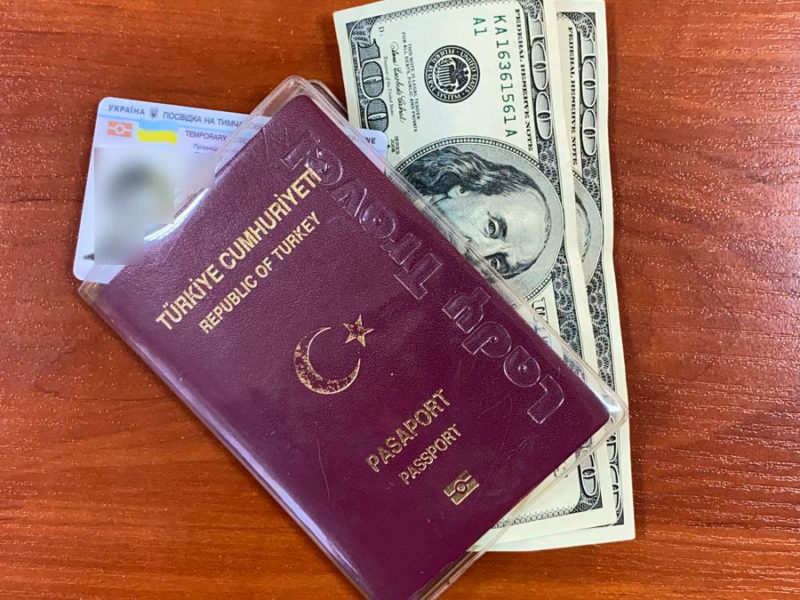 В Николаевском аэропорту гражданин Турции пытался за взятку в $200 «провести» через госграницу четверых своих товарищей (ФОТО)